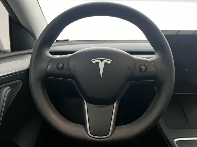 Tesla Model Y — Фото автомобиля 14