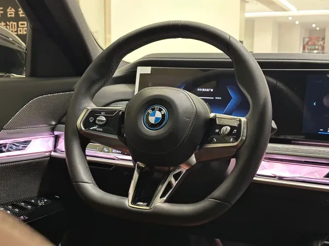 BMW i7 — Фото автомобиля 12