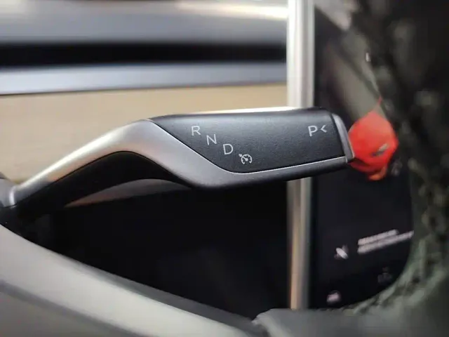 Tesla Model Y — Фото автомобиля 13