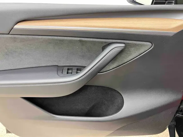Tesla Model Y — Фото автомобиля 13