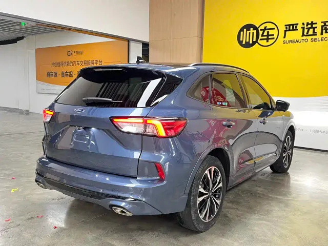 Ford Escape — Фото автомобиля 3
