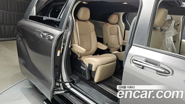 Toyota Sienna — Фото автомобиля 12