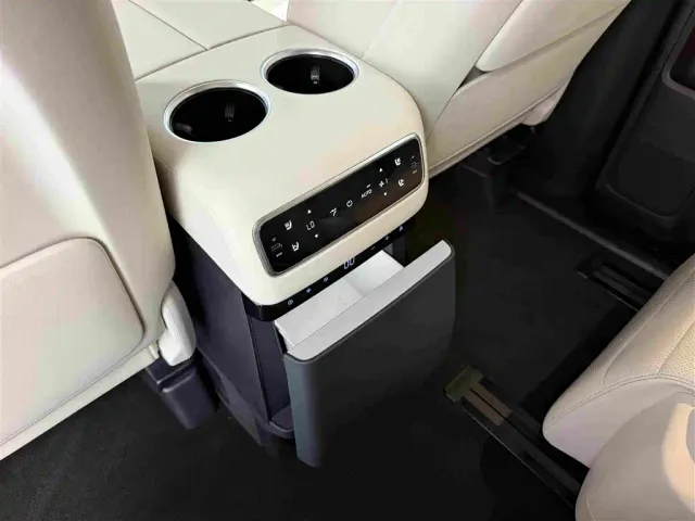 Li Auto MEGA — Фото автомобиля 7