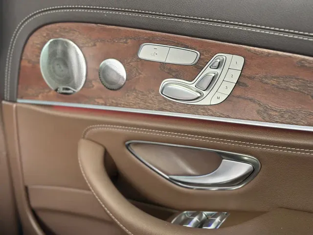 Mercedes-Benz E-Class — Фото автомобиля 18