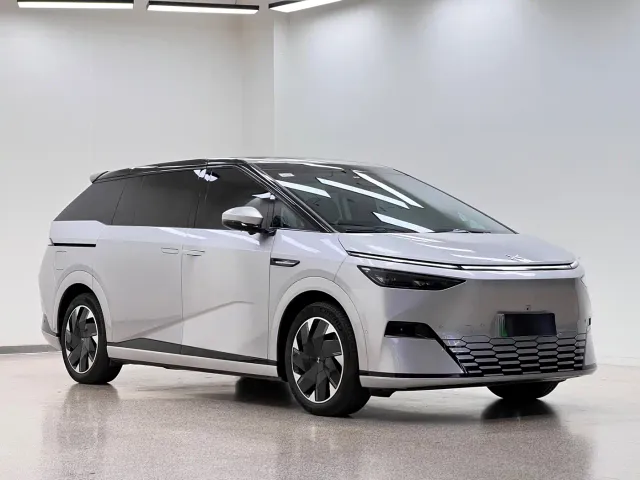 Xpeng X9 — Фото автомобиля 3