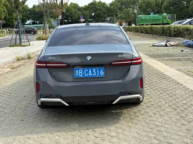 BMW 5 Series — Фото автомобиля 9