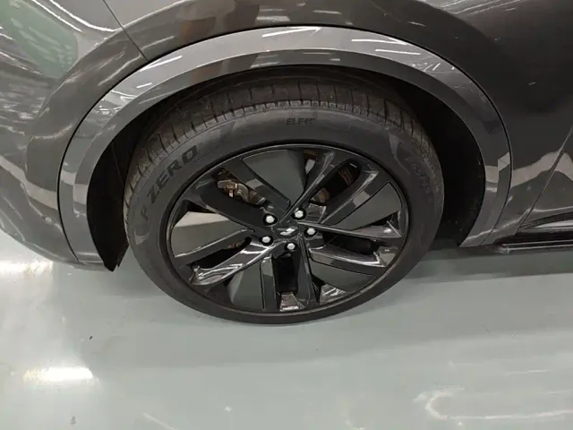 Li Auto L9 — Фото автомобиля 22