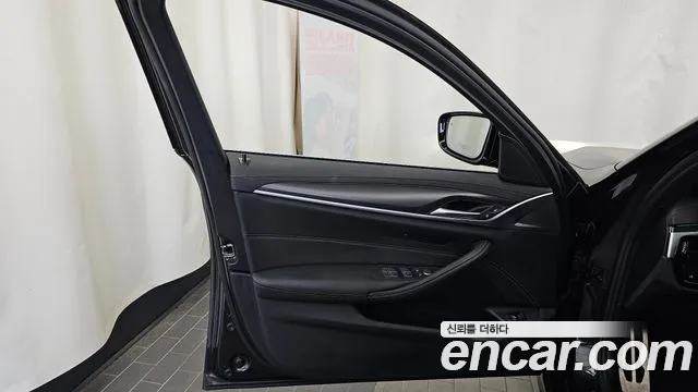 BMW 5 Series G30 — Фото автомобиля 24