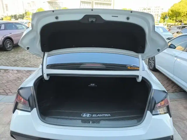 Hyundai Elantra — Фото автомобиля 18