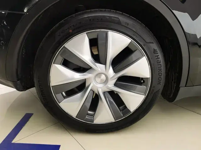 Tesla Model Y — Фото автомобиля 6