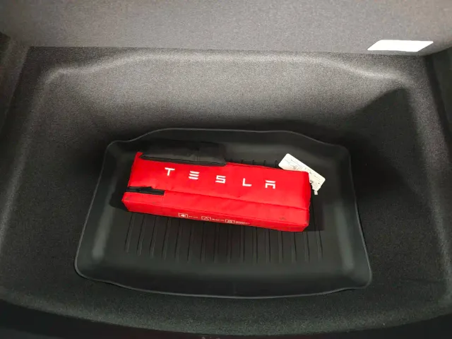 Tesla Model 3 — Фото автомобиля 13