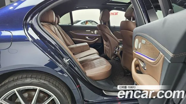 Mercedes-Benz E-Class — Фото автомобиля 11