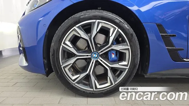 BMW i4 — Фото автомобиля 5