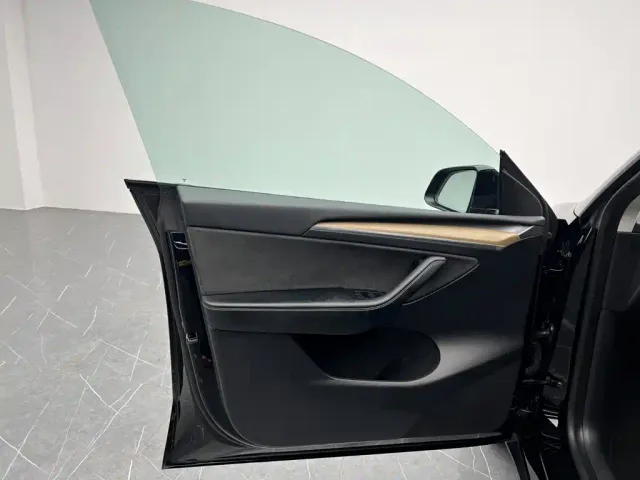 Tesla Model Y — Фото автомобиля 13
