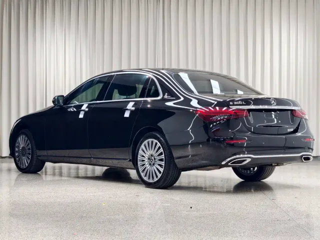 Mercedes-Benz E-Class — Фото автомобиля 4