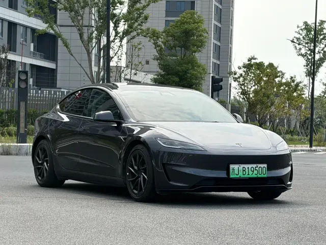 Tesla Model 3 — Фото автомобиля 3