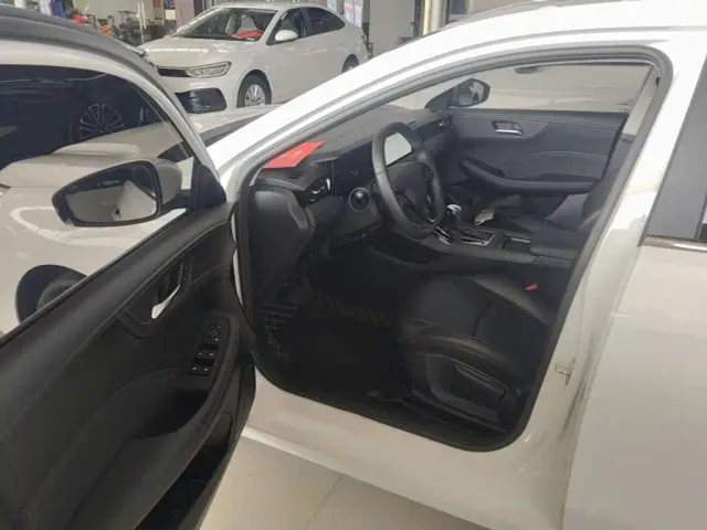 Roewe i5 — Фото автомобиля 15