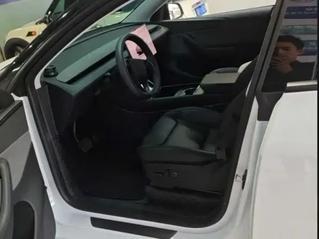Tesla Model Y — Фото автомобиля 5