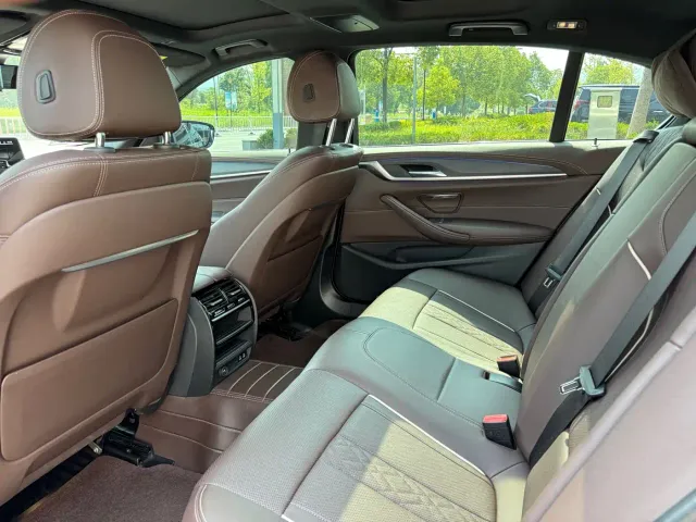 BMW 5 Series — Фото автомобиля 9
