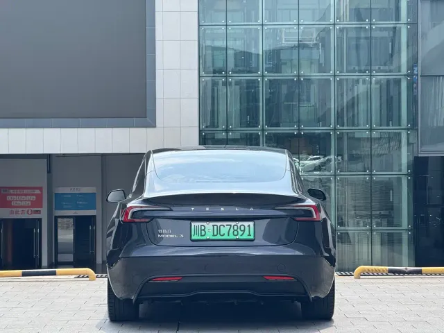 Tesla Model 3 — Фото автомобиля 4