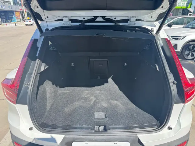 Volvo XC40 — Фото автомобиля 10