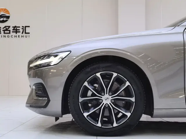 Volvo Volvo S60 2022 B4 Smart Comfort Luxury Edition — Фото автомобиля 9
