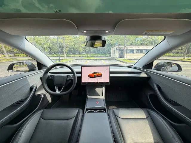 Tesla Model 3 — Фото автомобиля 16