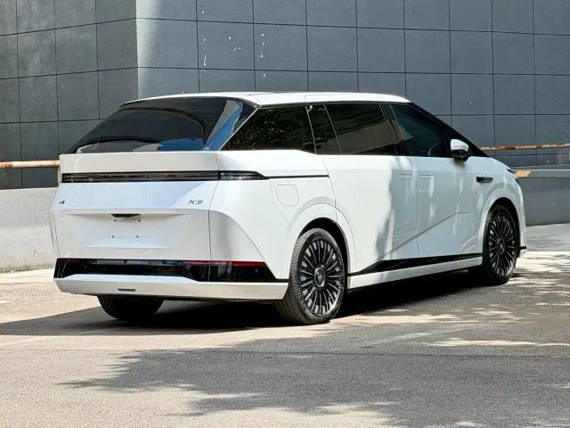 Xpeng X9 — Фото автомобиля 4