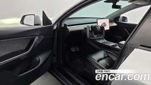 Tesla Model Y — Фото автомобиля 10