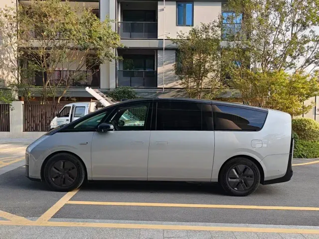 Li Auto MEGA — Фото автомобиля 7