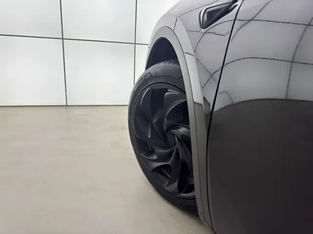 Tesla Model Y — Фото автомобиля 12