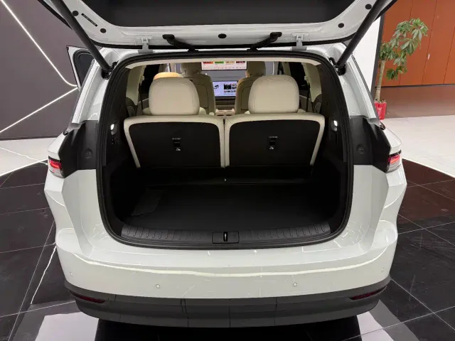 Li Auto i8 — Фото автомобиля 12