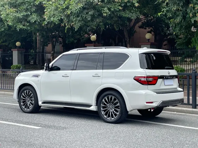 Nissan Patrol — Фото автомобиля 3