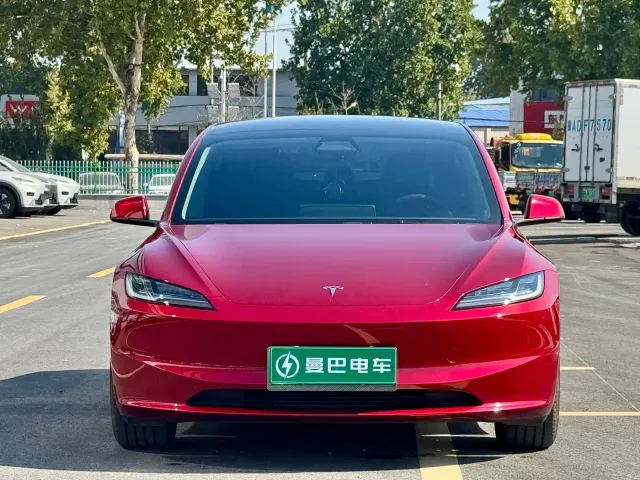 Tesla Model 3 — Фото автомобиля 2