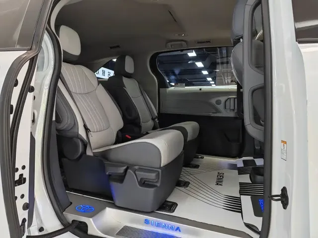 Toyota Sienna — Фото автомобиля 13