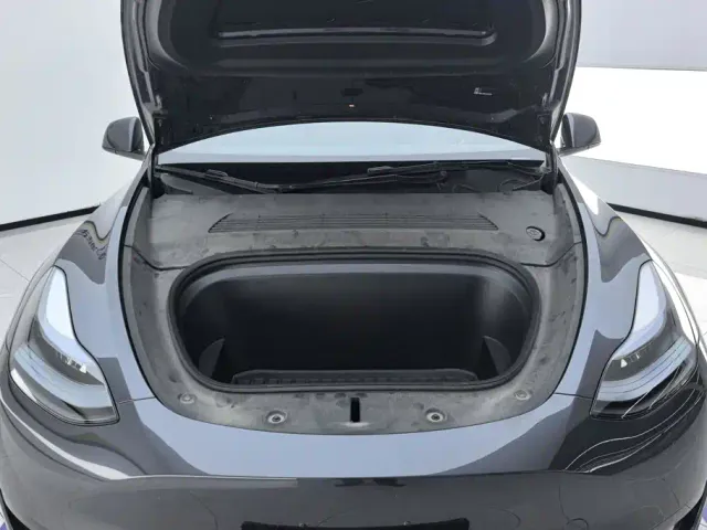Tesla Model Y — Фото автомобиля 10