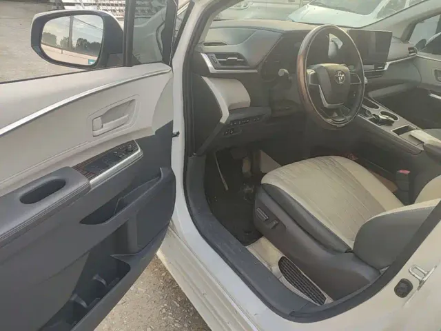 Toyota Sienna — Фото автомобиля 15