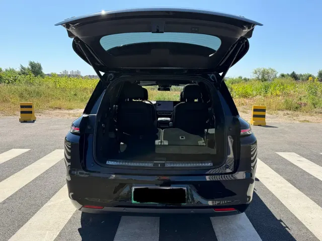 Li Auto L8 — Фото автомобиля 11