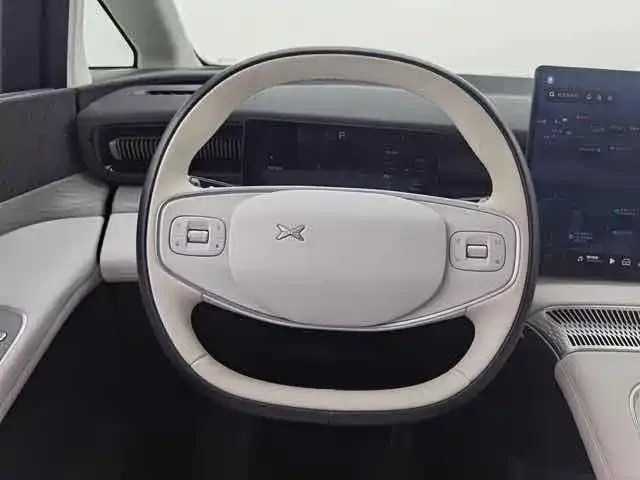 Xpeng X9 — Фото автомобиля 6