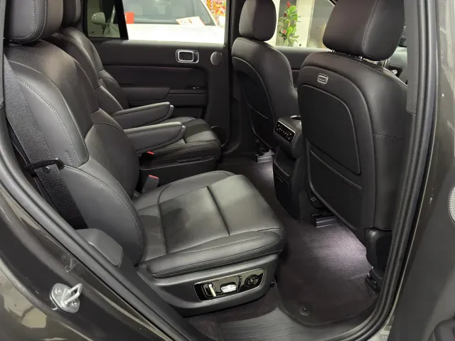 Li Auto L8 — Фото автомобиля 8