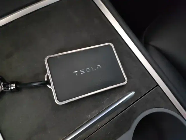Tesla Model Y — Фото автомобиля 8