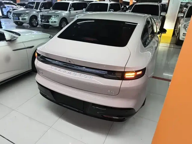 Leapmotor B01 — Фото автомобиля 6