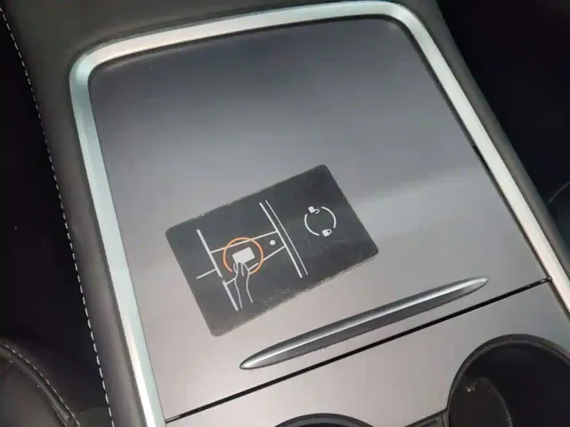 Tesla Model Y — Фото автомобиля 8