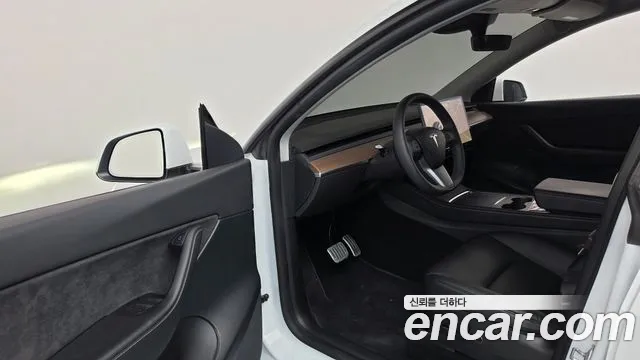 Tesla Model Y — Фото автомобиля 10