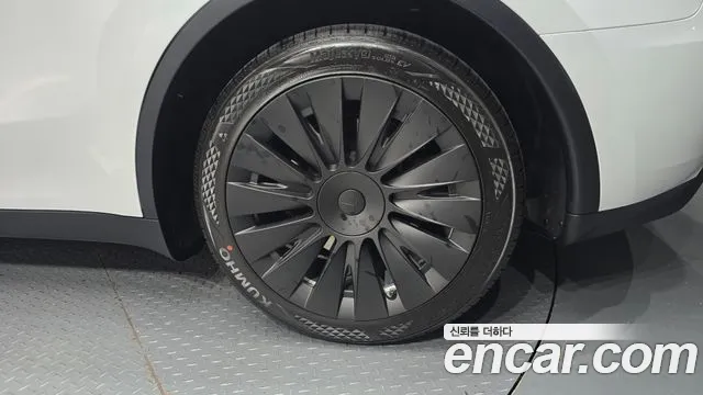 Tesla Model Y — Фото автомобиля 6