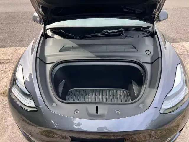 Tesla Model Y — Фото автомобиля 10