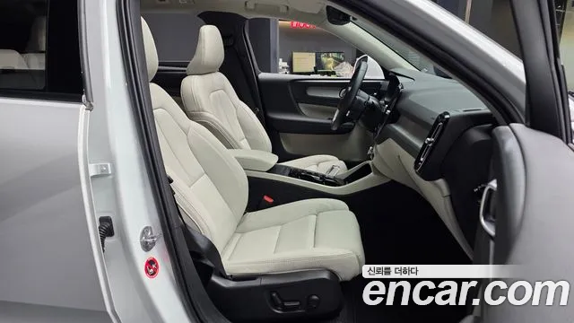 Вольво XC40 B4 Ultra Bright — Фото автомобиля 11