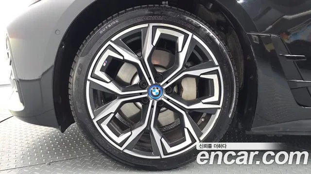 BMW i4 — Фото автомобиля 18