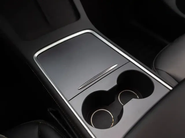 Tesla Model Y — Фото автомобиля 18