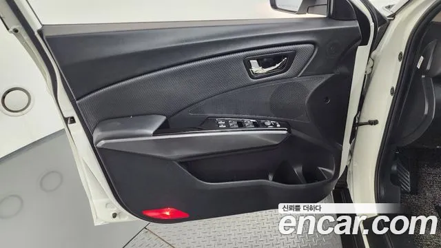 KG_Mobility_Ssangyong TIBOLI Very New Tivoli Бензин 1.5 2WD — Фото автомобиля 23